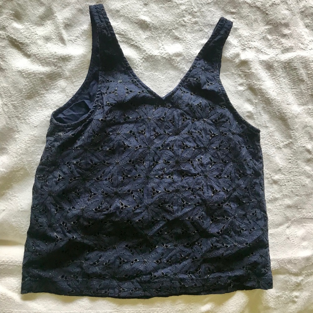 Sleeveless vneck top